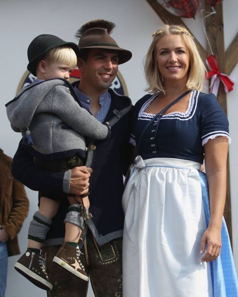 Lahm e famiglia, vestiti da tirolesi (Getty Images)
